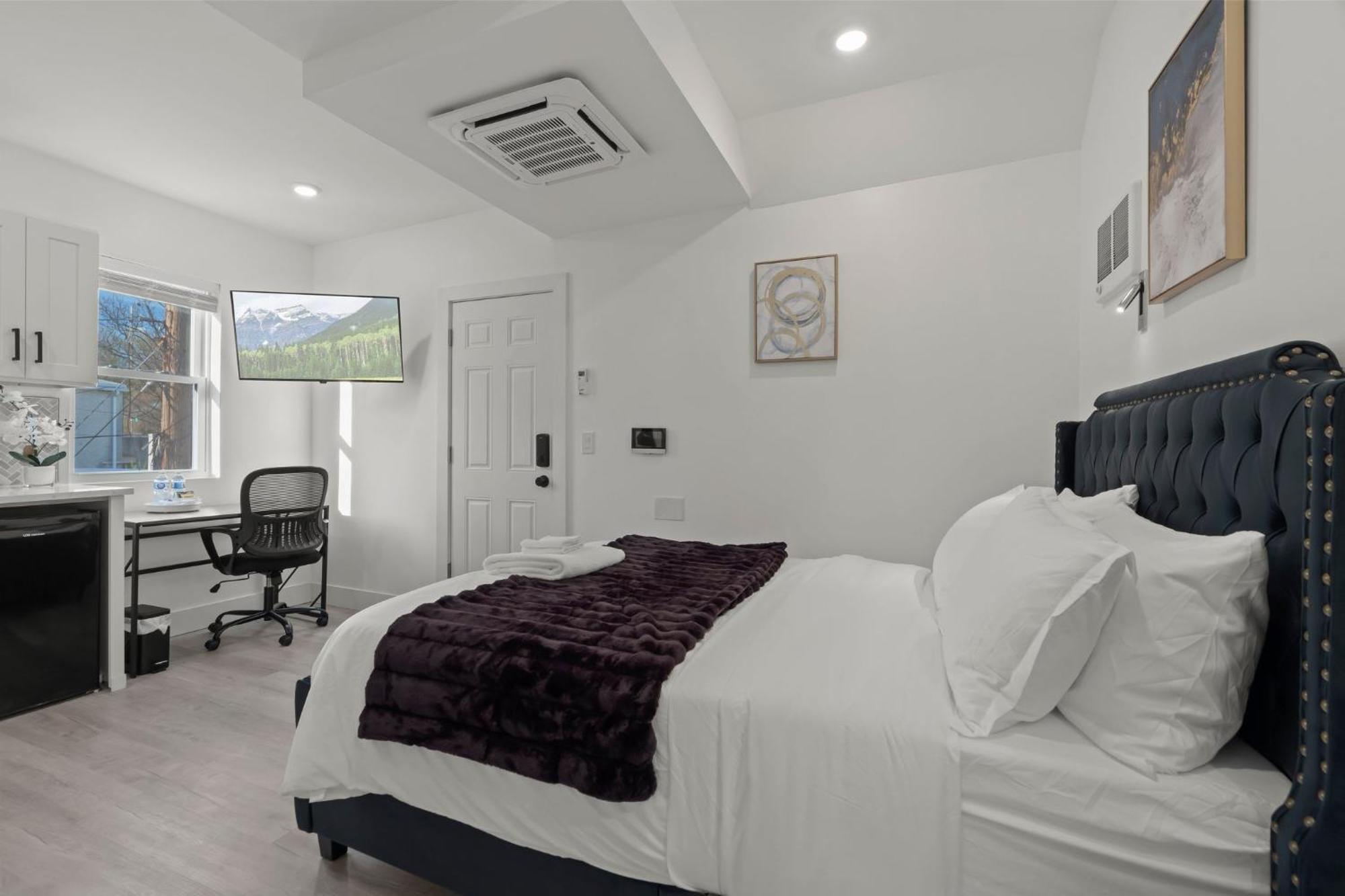 New Season Royals, Airport West Hotel Chester Room photo