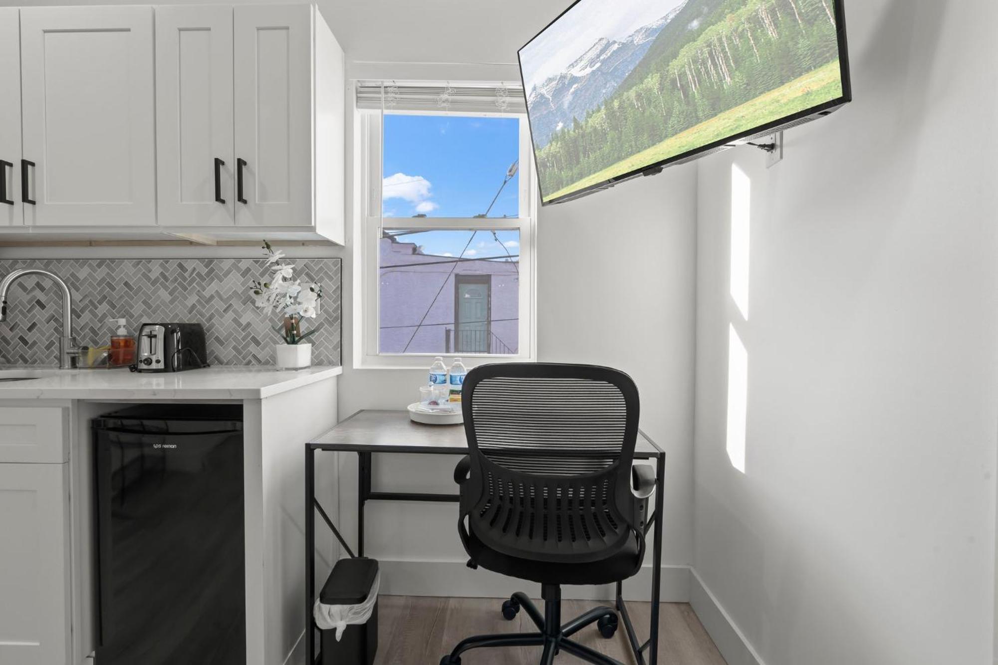 New Season Royals, Airport West Hotel Chester Room photo